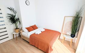 Modern 2-Rm Apt With Red Light Therapy Panel